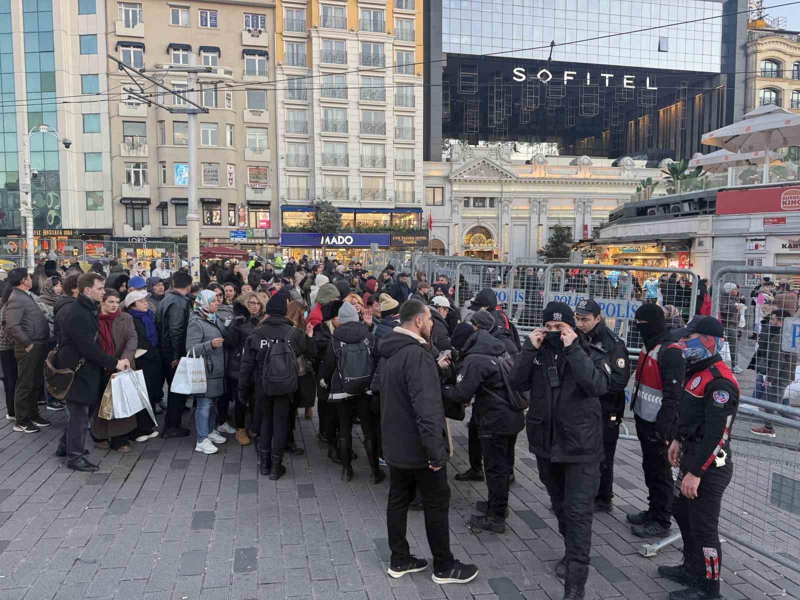 İstiklal caddesi girişinde yoğun güvenlik önlemi
