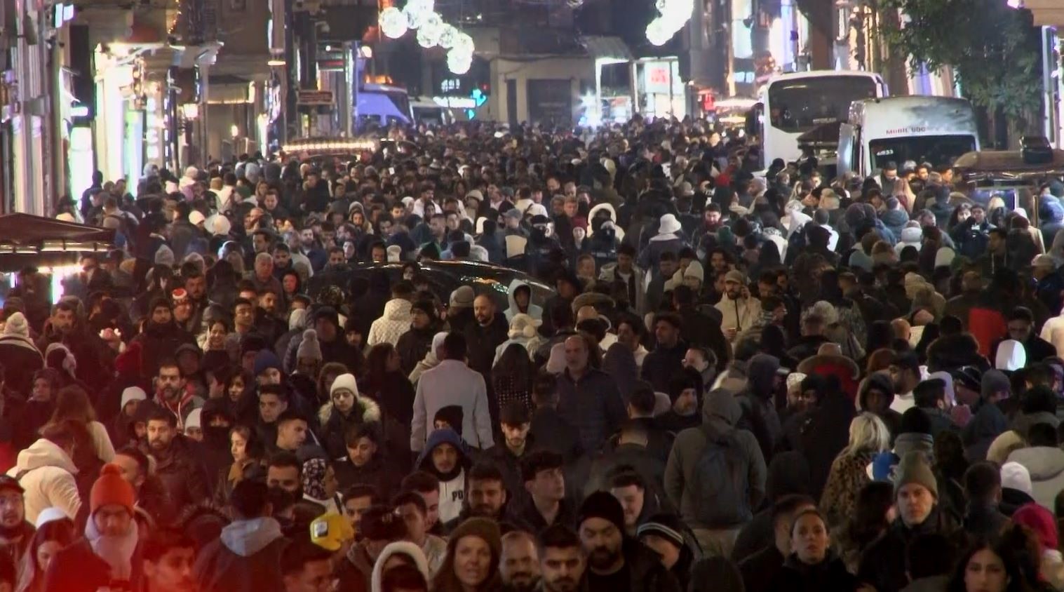 İstiklal Caddesi’ndeki yoğunluk havadan görüntülendi
