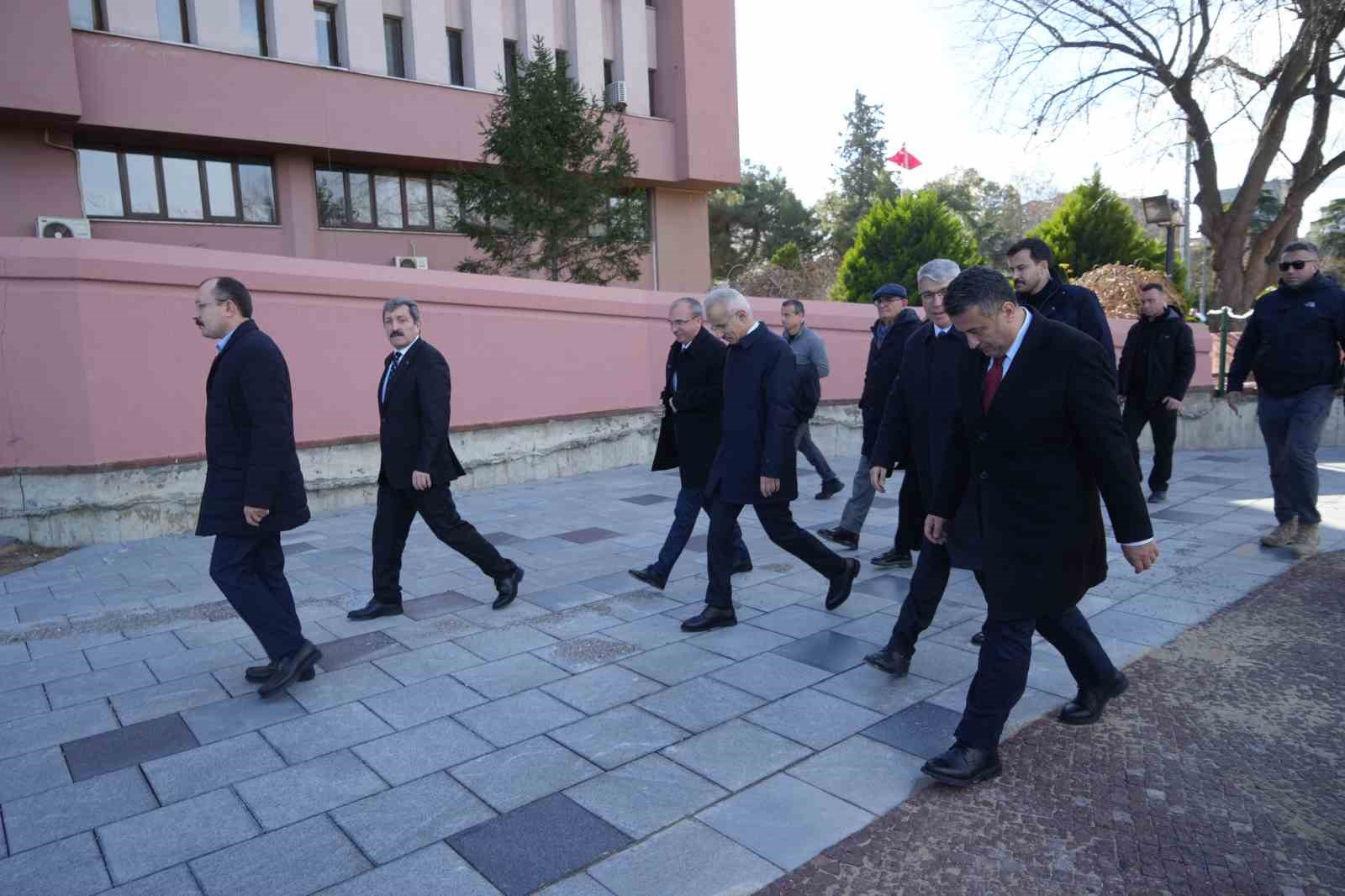 İstiklal Meydanı ve Kurtuluş Yolu düzenlemesinde sona doğru
