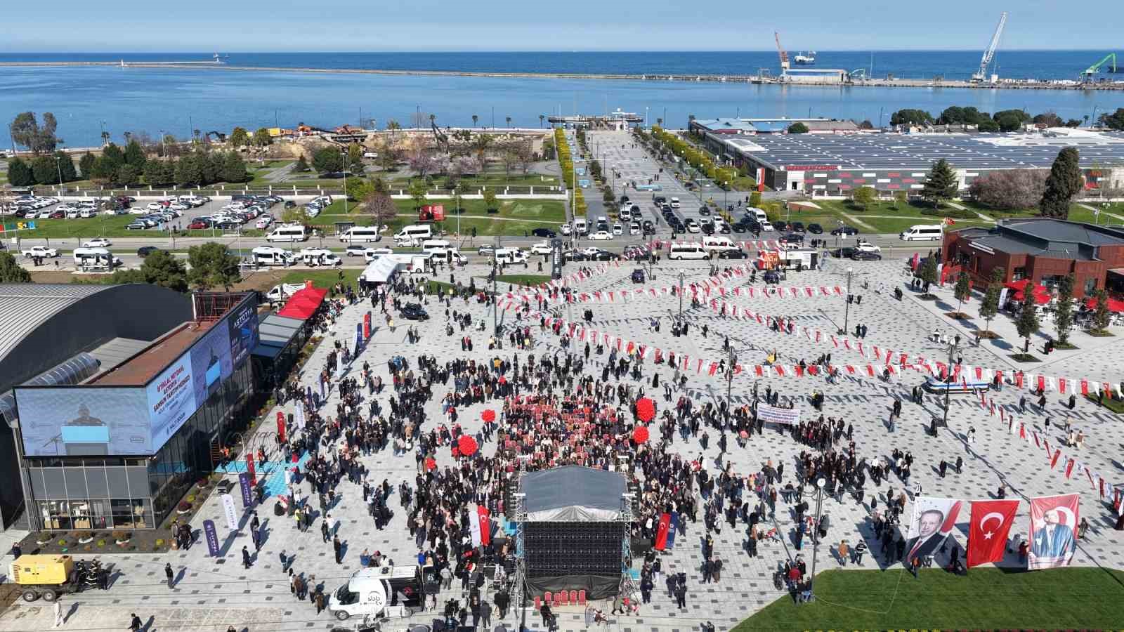 İstiklal Meydanı’na görkemli açılış
İstiklal Meydanı’na görkemli açılış