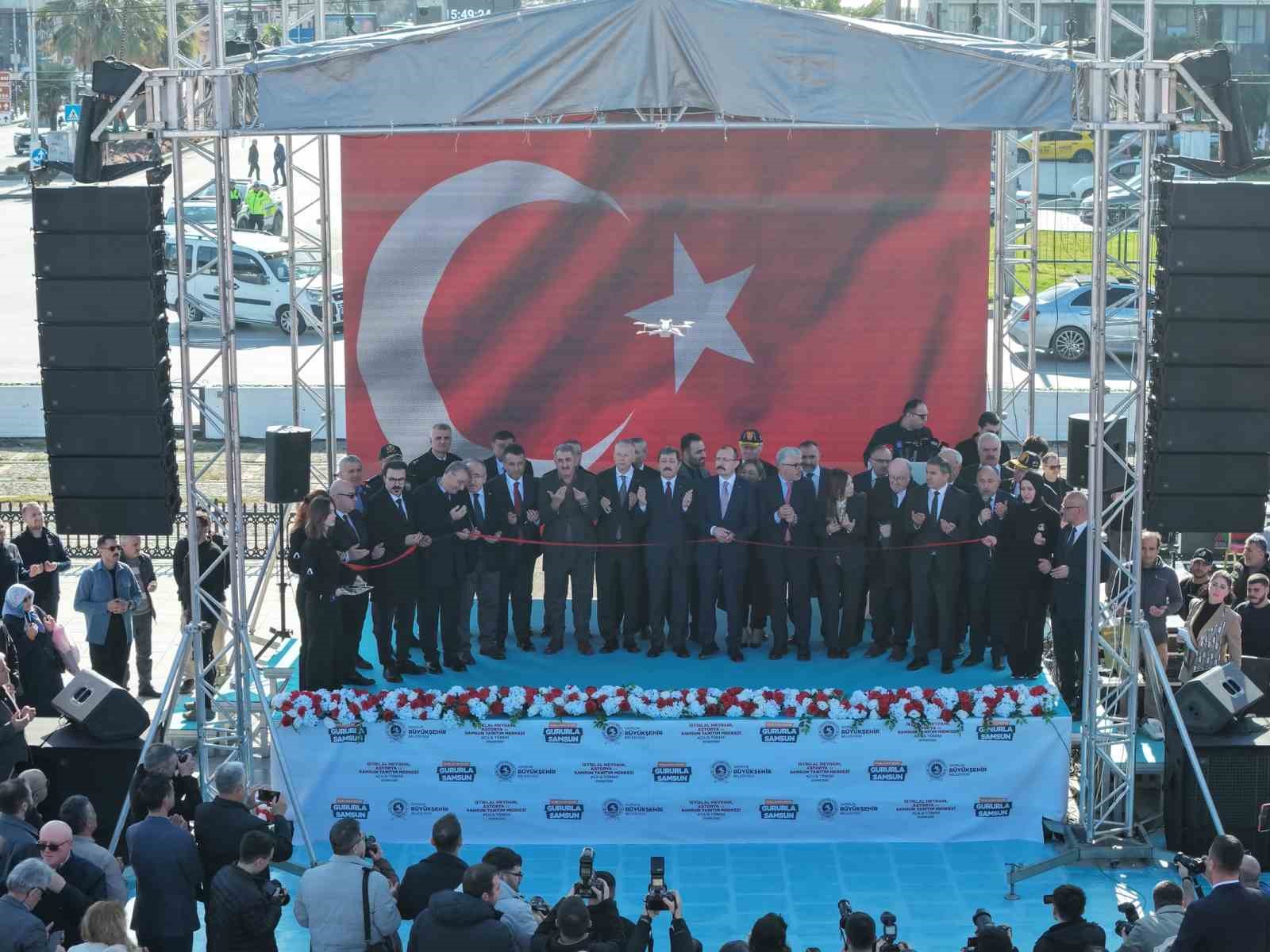 İstiklal Meydanı’na görkemli açılış
İstiklal Meydanı’na görkemli açılış