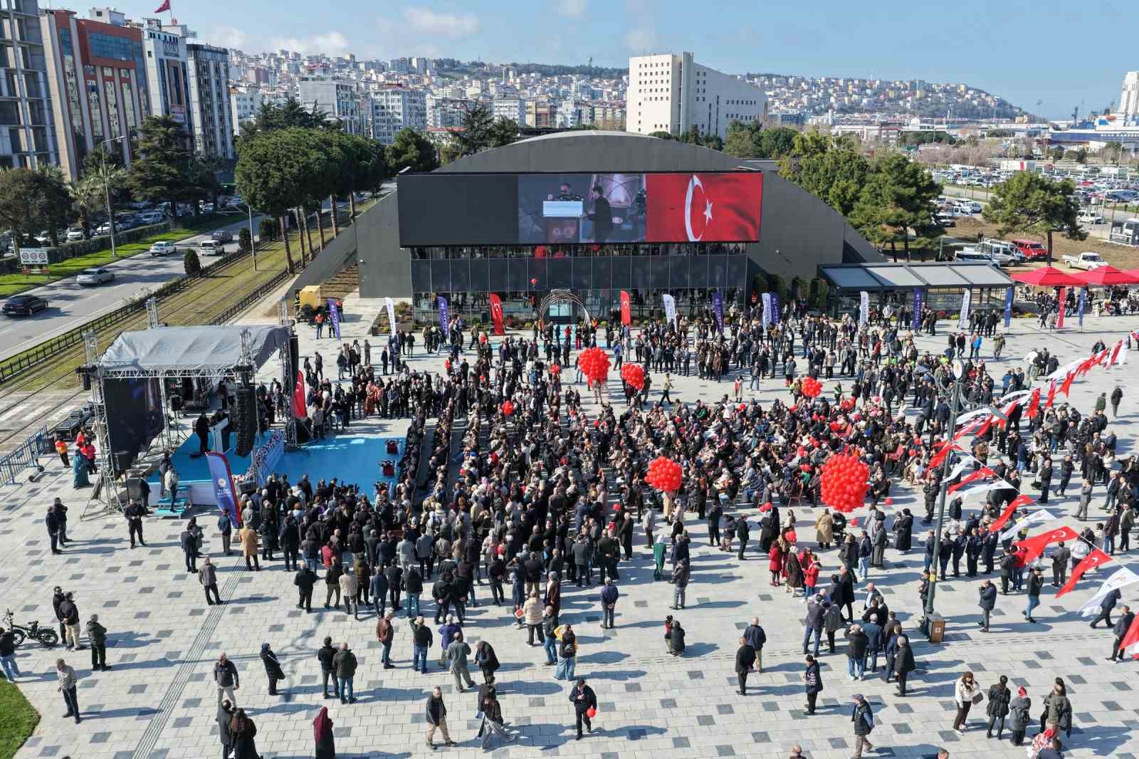 İstiklal Meydanı’na görkemli açılış
İstiklal Meydanı’na görkemli açılış