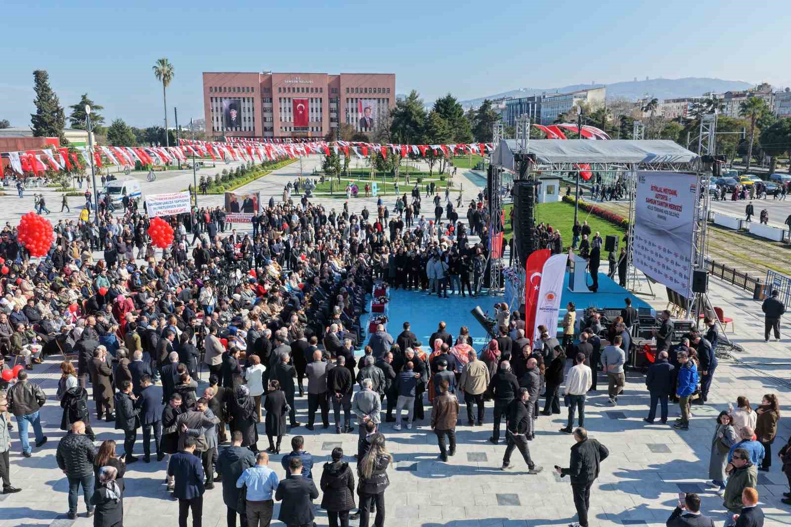 İstiklal Meydanı’na görkemli açılış
İstiklal Meydanı’na görkemli açılış