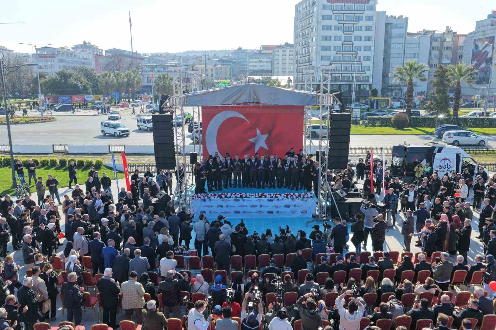 İstiklal Meydanı’na görkemli açılış
İstiklal Meydanı’na görkemli açılış