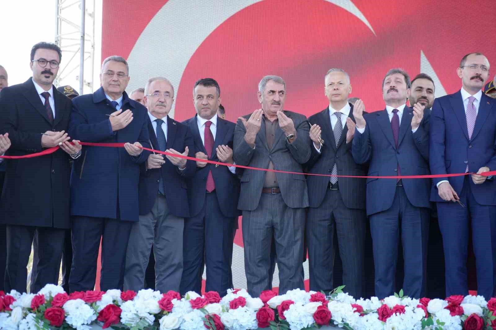 İstiklal Meydanı’na görkemli açılış
İstiklal Meydanı’na görkemli açılış