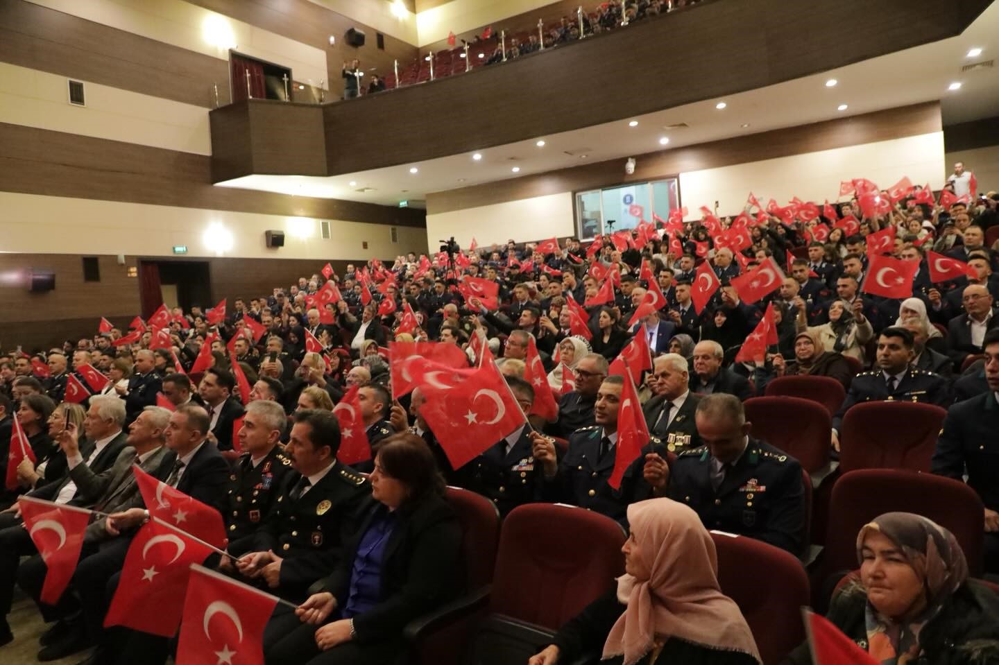 "İstiklale Giden Yolda Türkiye Şehitlerini Anıyor" programı Kütahya’da düzenlendi
"İstiklale Giden Yolda Türkiye Şehitlerini Anıyor" programı Kütahya’da düzenlendi
