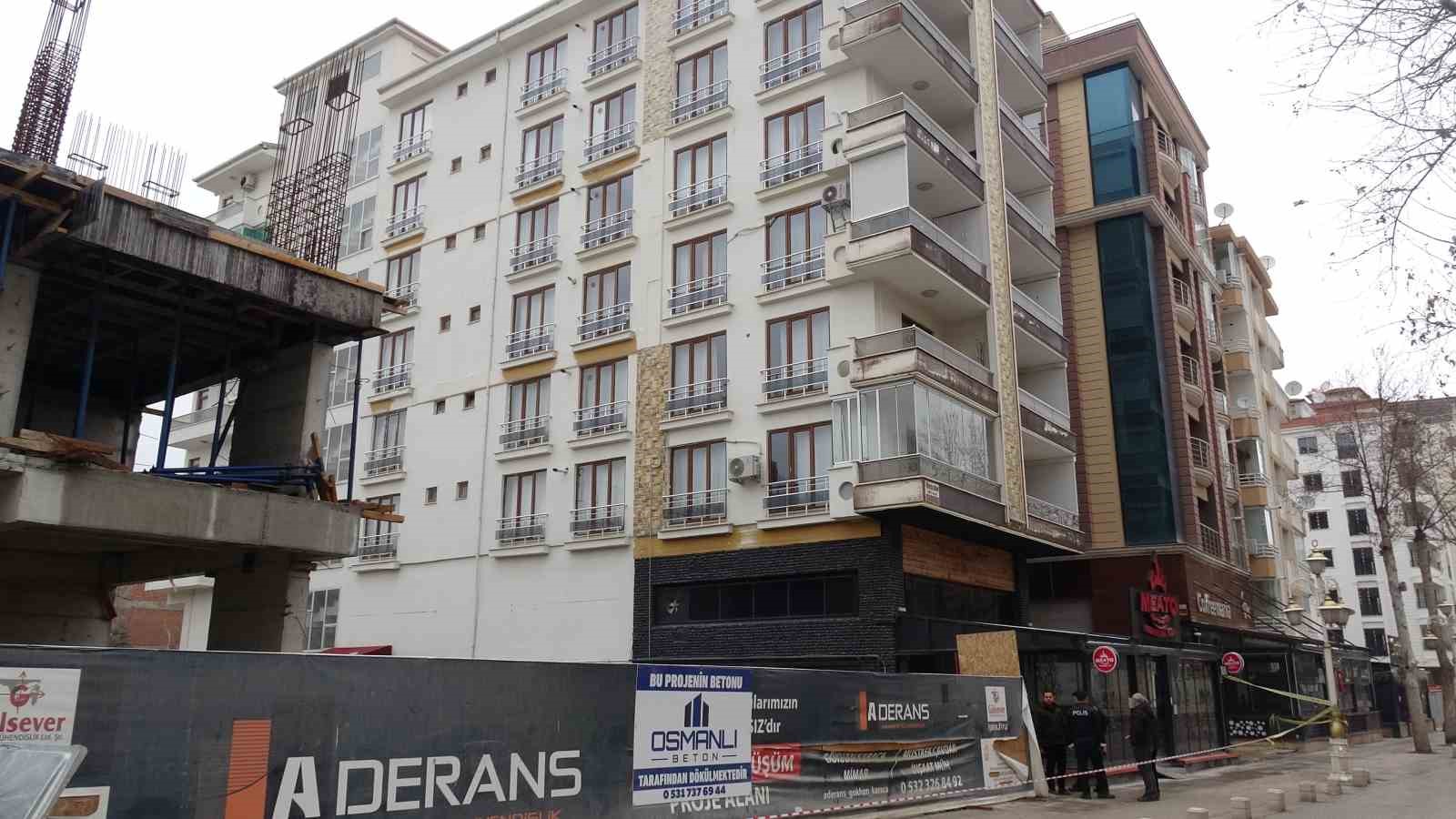 İstinat duvarı çöken bina havadan görüntülendi
