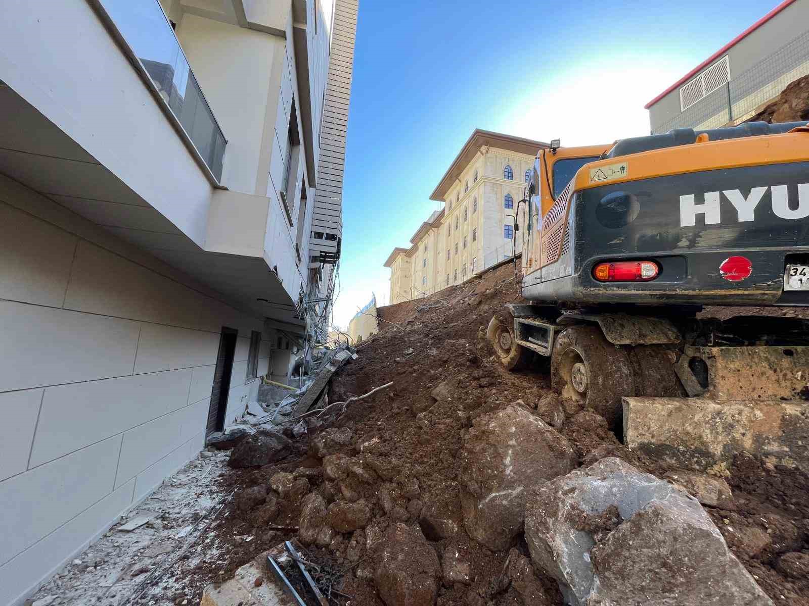 İstinat duvarı çöken sitedeki 4 dairede hasar oluştu
