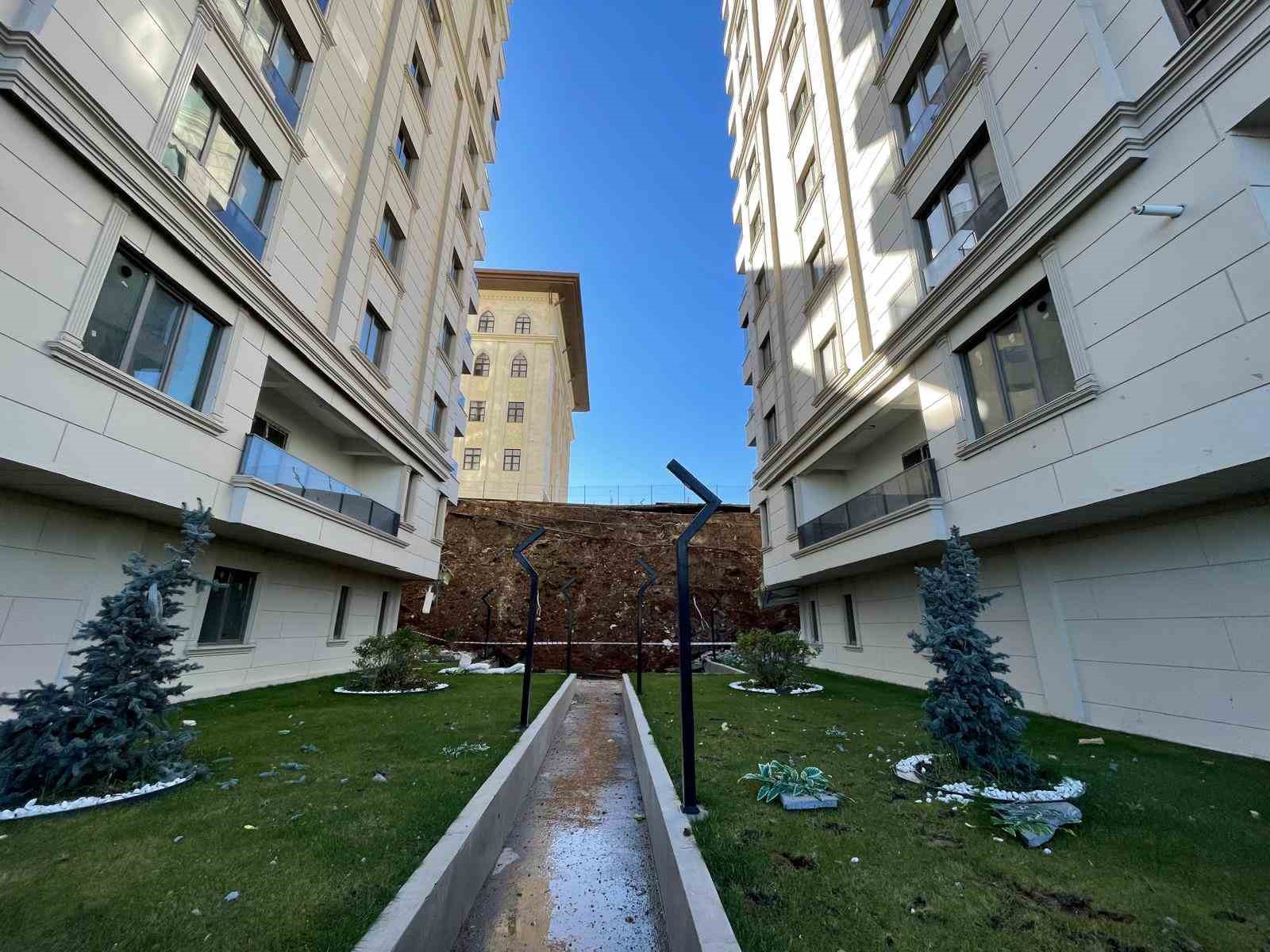 İstinat duvarı çöken sitedeki 4 dairede hasar oluştu
