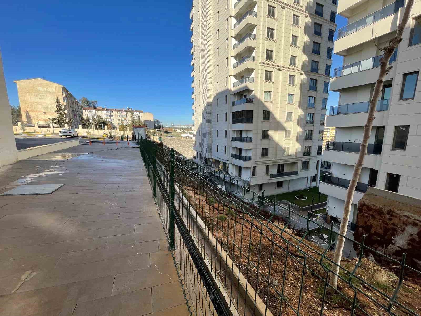 İstinat duvarı çöken sitedeki 4 dairede hasar oluştu
