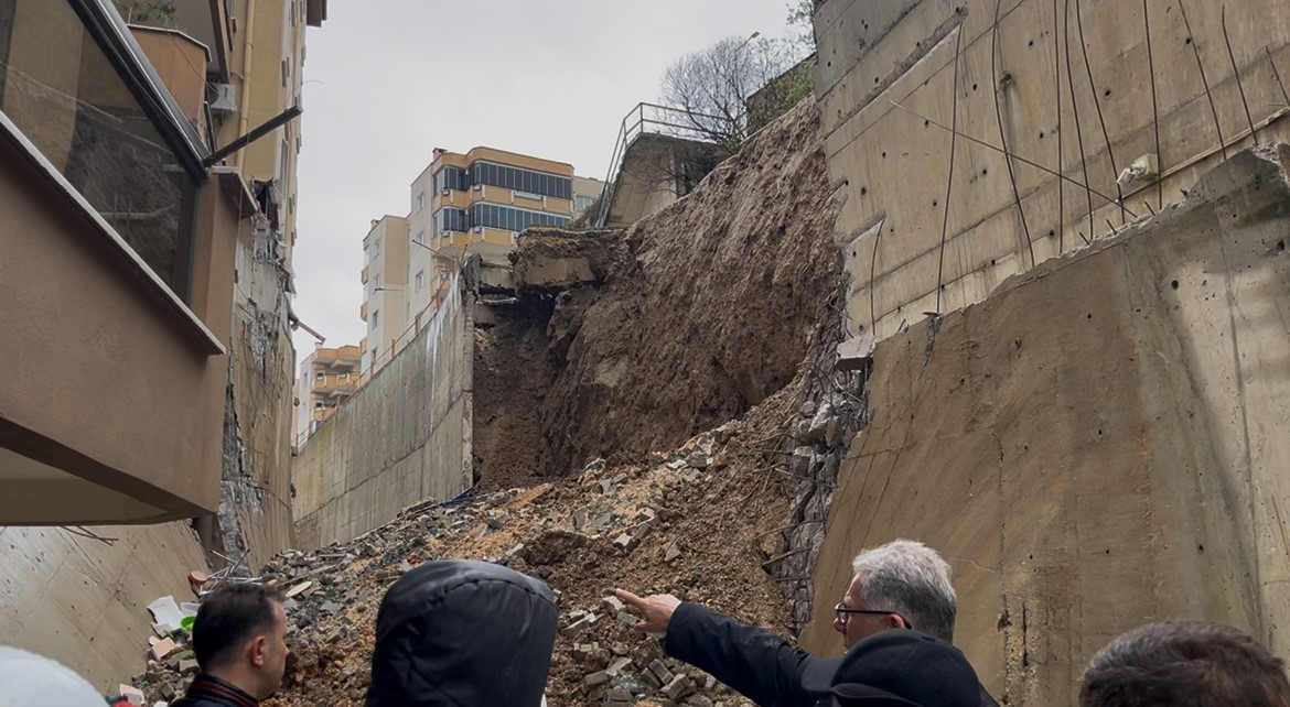 İstinat duvarı çöktü, site sakinleri deprem olduğunu sandı

