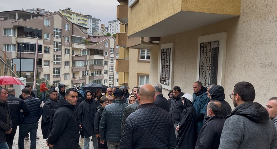 İstinat duvarı çöktü, site sakinleri deprem olduğunu sandı
