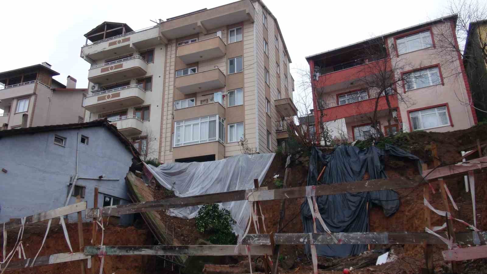 İstinat duvarı çökünce ortalık savaş alanına döndü
