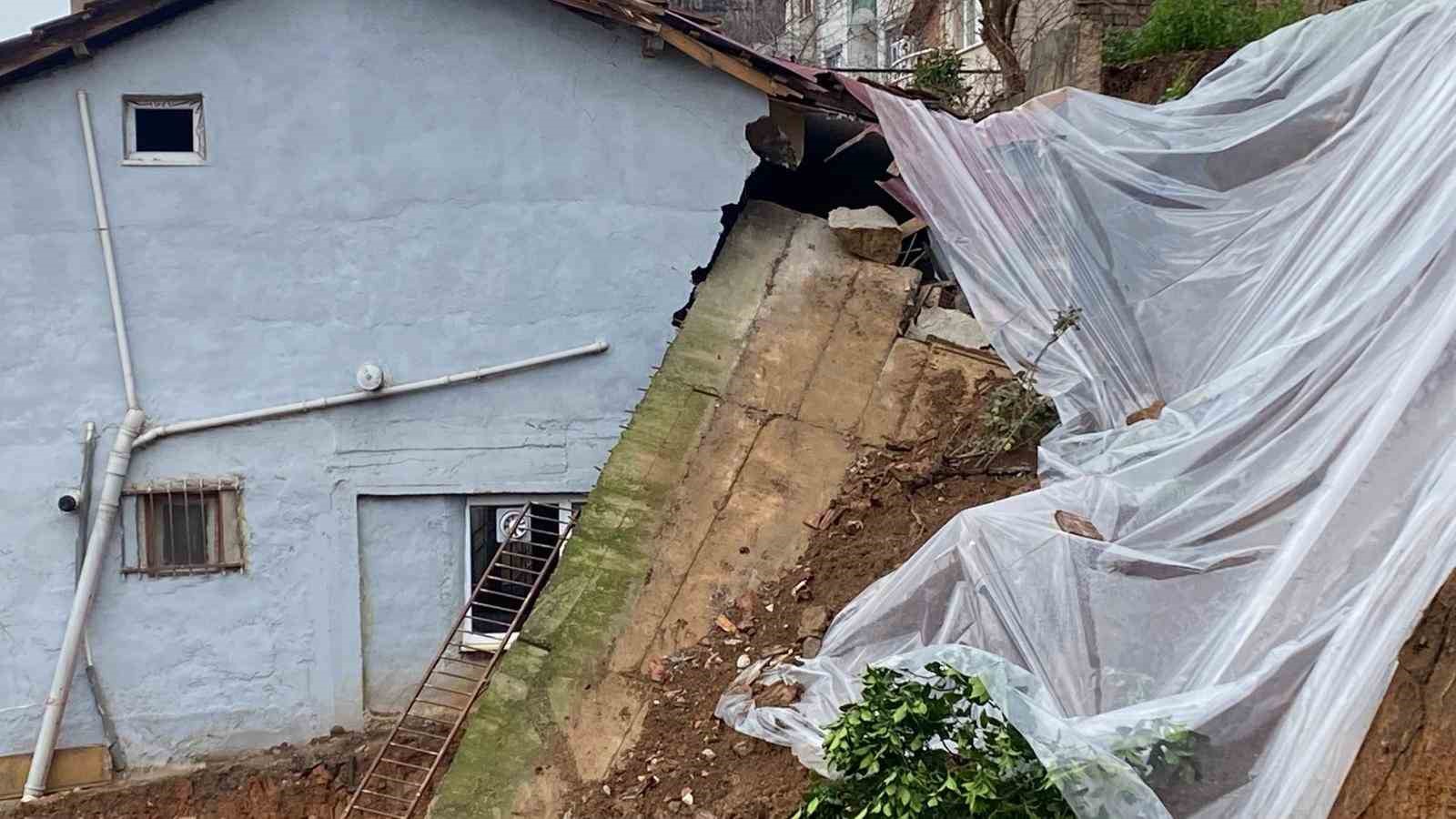 İstinat duvarı çökünce ortalık savaş alanına döndü
