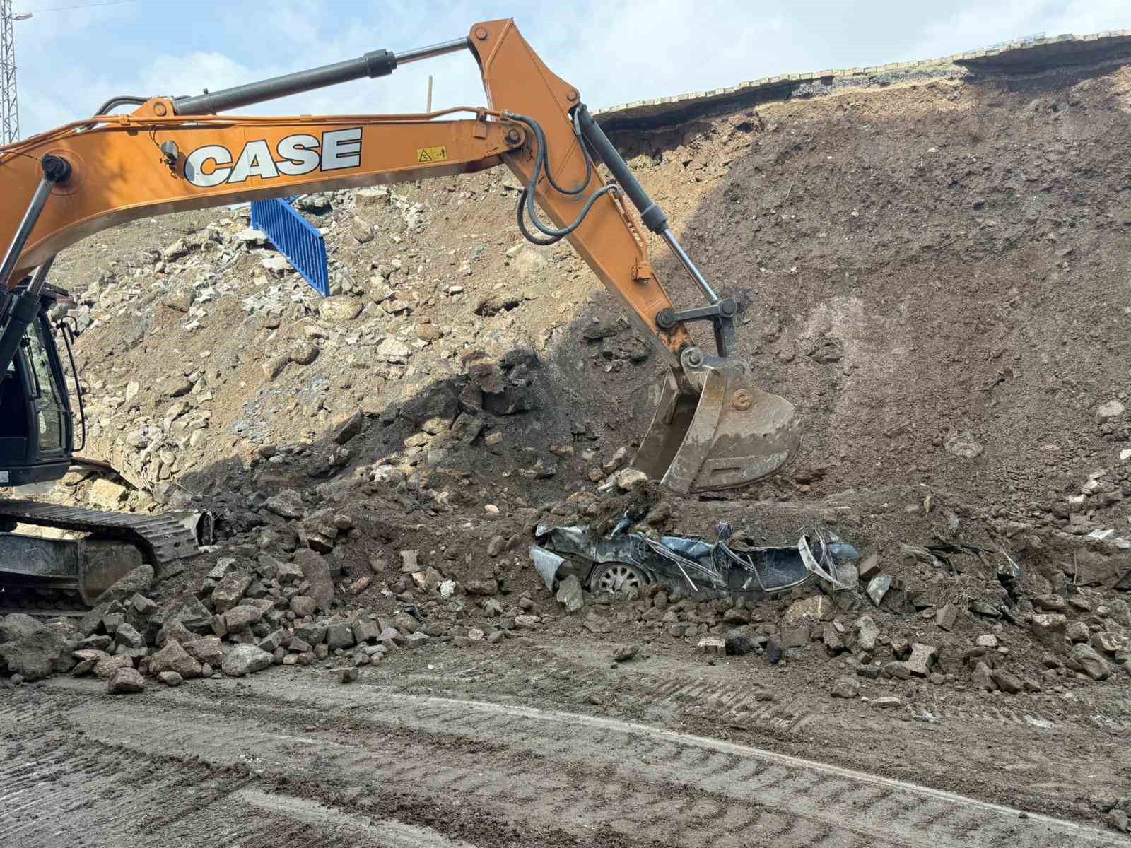 İstinat duvarının altında kalan araçlar demir yığını haline geldi
