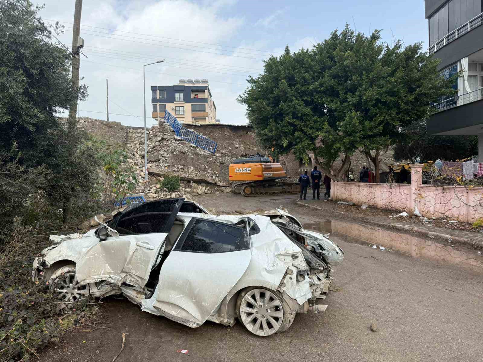 İstinat duvarının altında kalan araçlar demir yığını haline geldi
