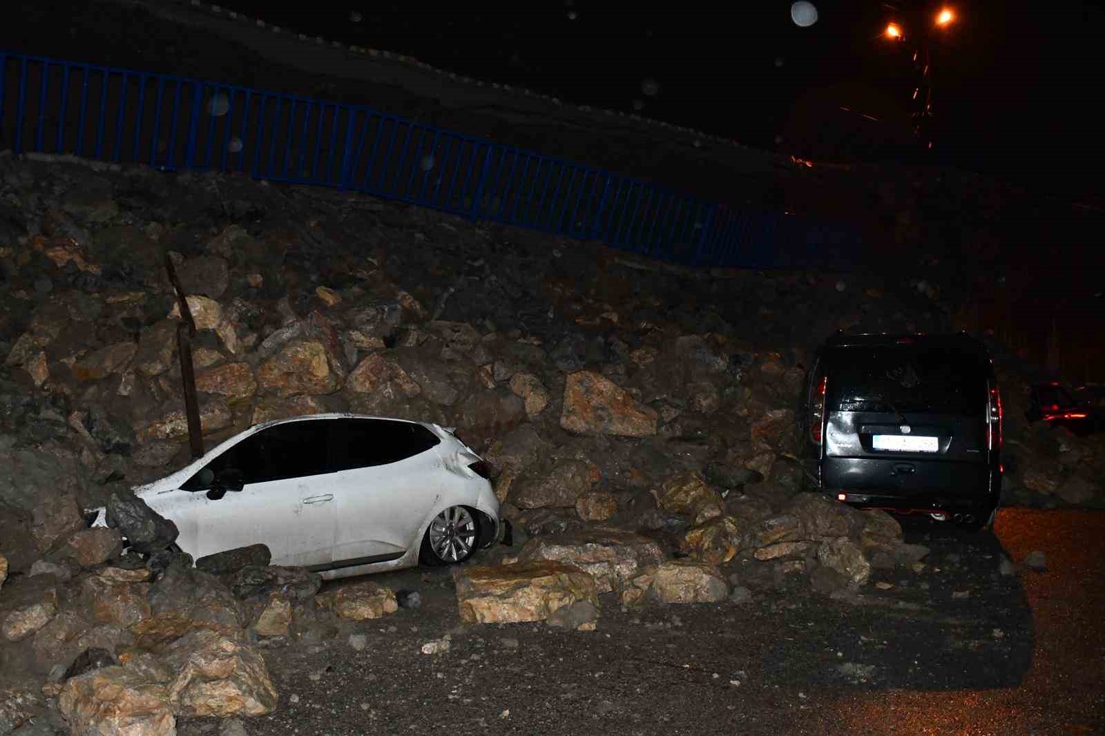 İstinat duvarının park halindeki araçların üzerine çöktüğü anlar kamerada
