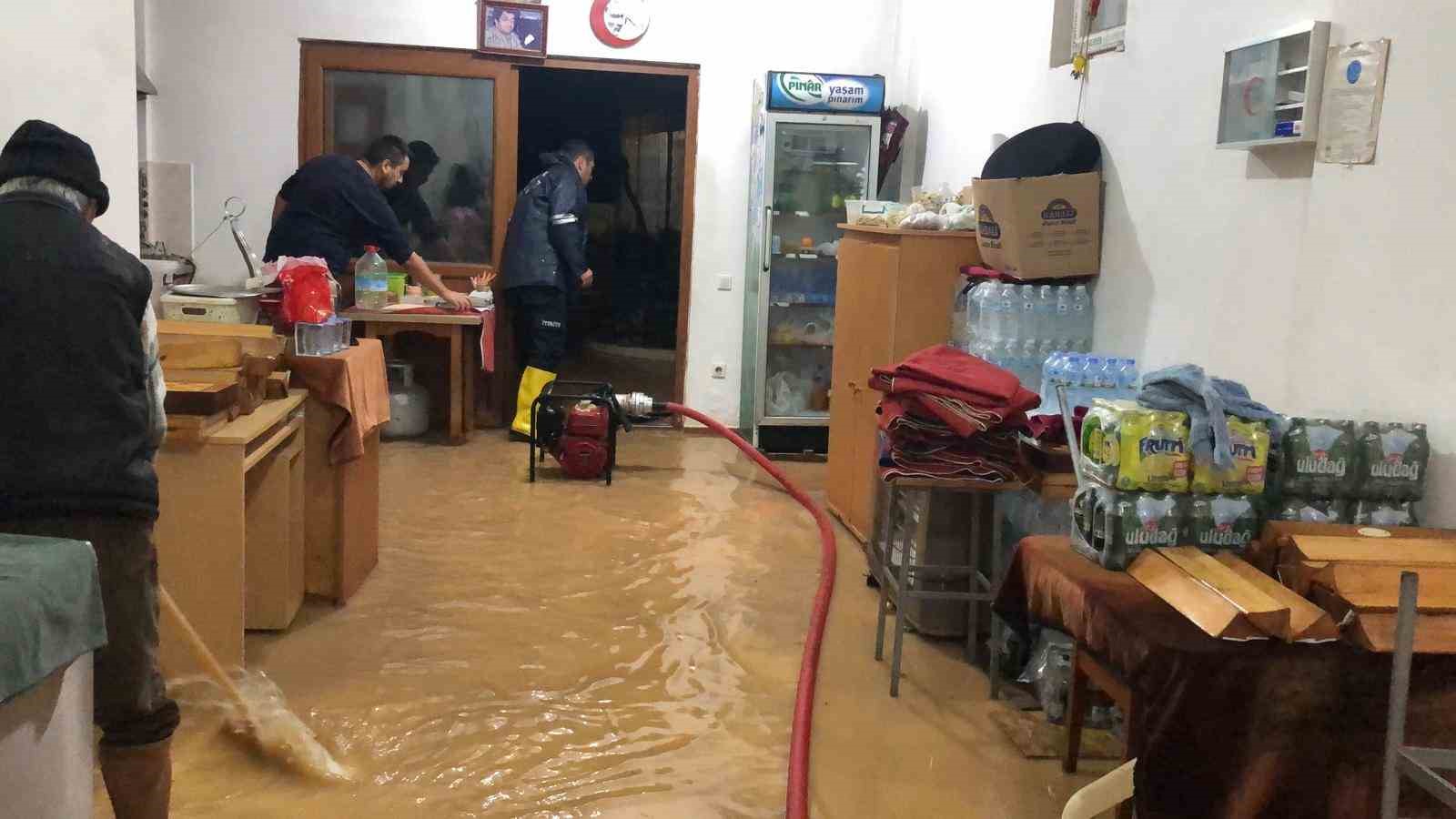 İşyerine su basan esnaf Datça Belediyesi’ne tepki gösterdi
