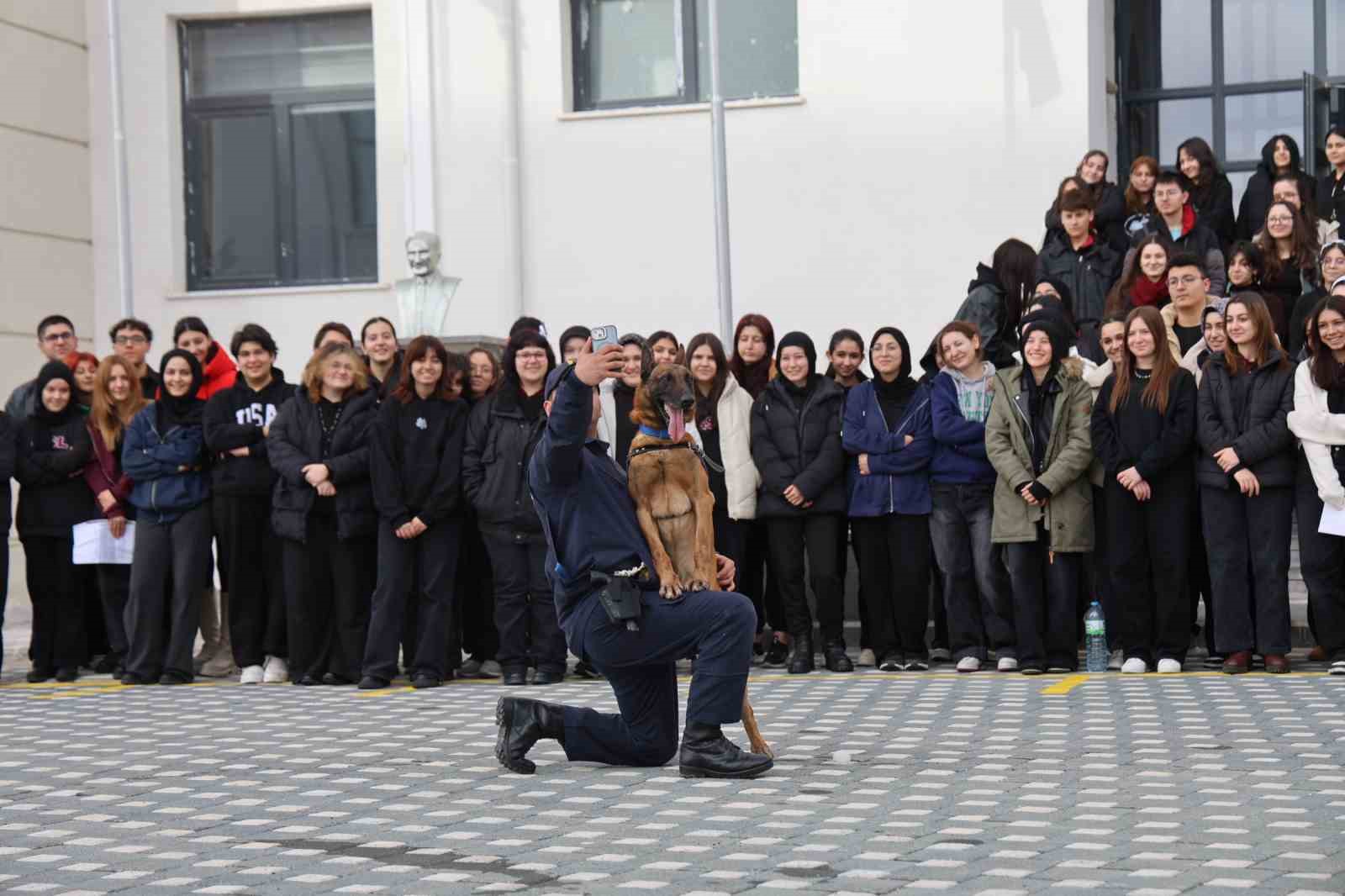 İtaat köpeği Nefes’ten öğrencilere nefes kesen gösteri
İtaat köpeği Nefes’ten öğrencilere nefes kesen gösteri