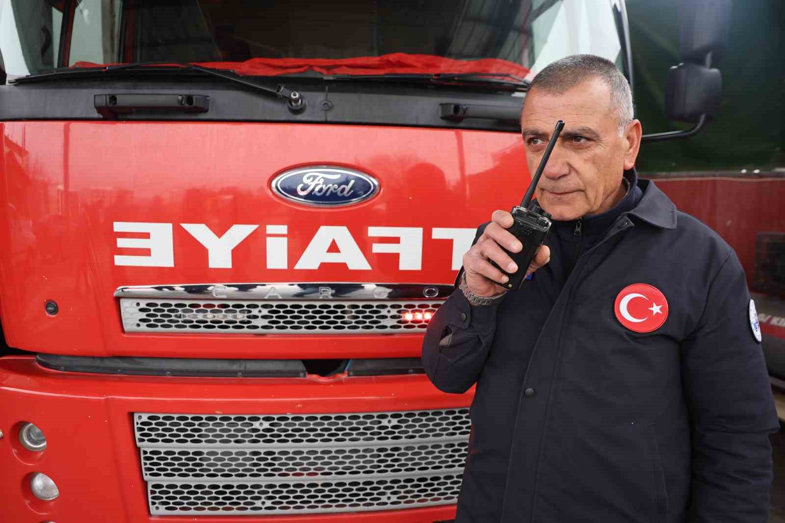 İtfaiye çavuşu 32 yılın ardından son telsiz anonsunu yaparak emekli oldu
