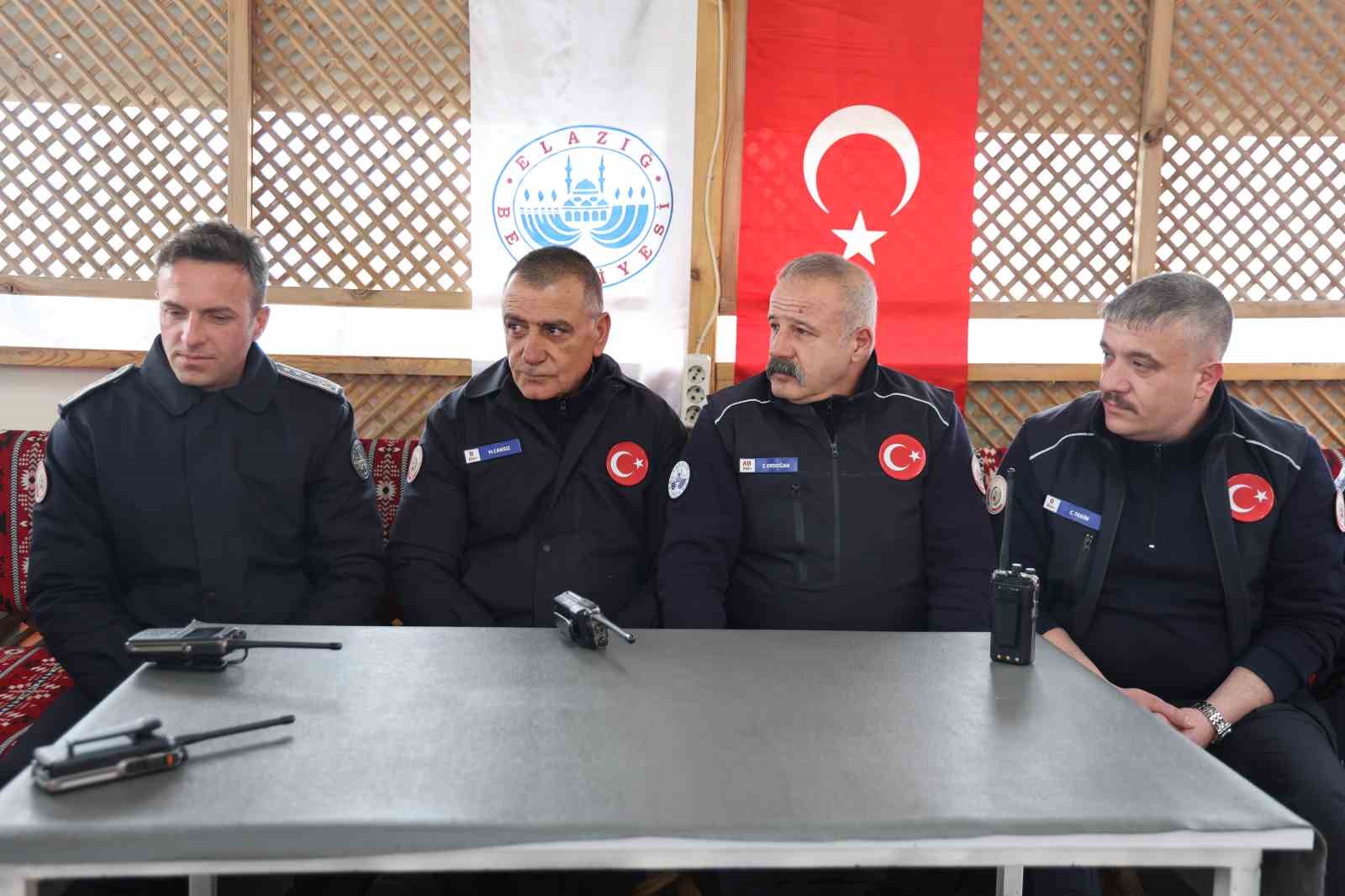 İtfaiye çavuşu 32 yılın ardından son telsiz anonsunu yaparak emekli oldu
