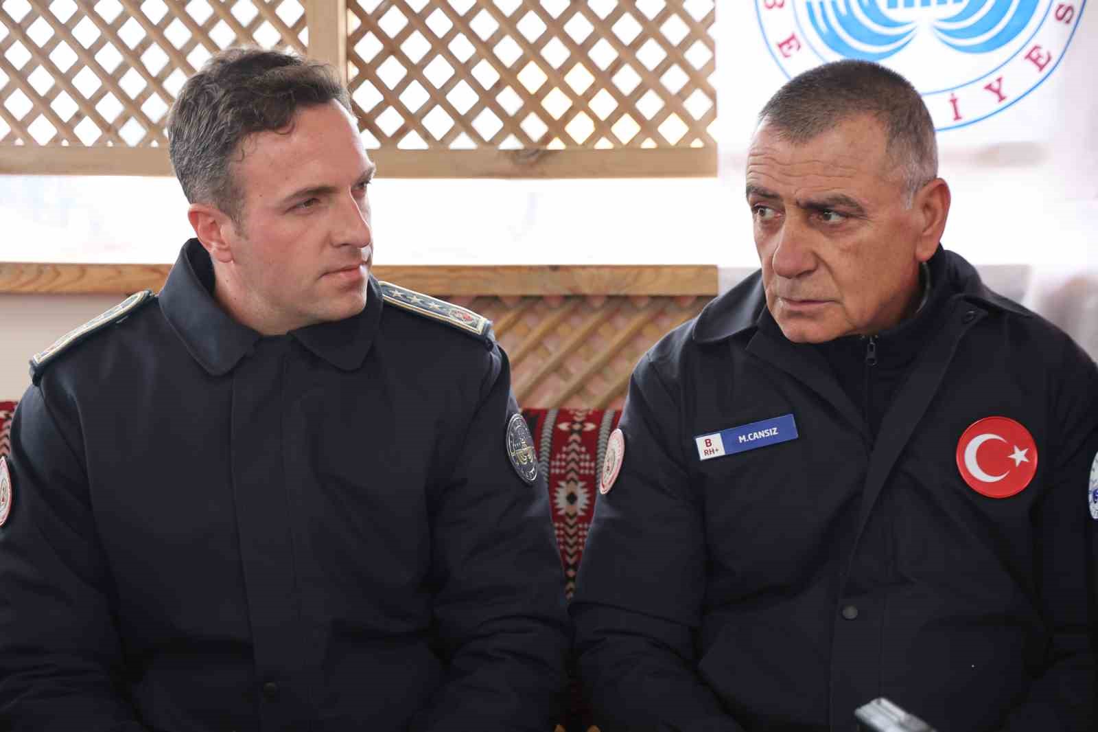 İtfaiye çavuşu 32 yılın ardından son telsiz anonsunu yaparak emekli oldu
