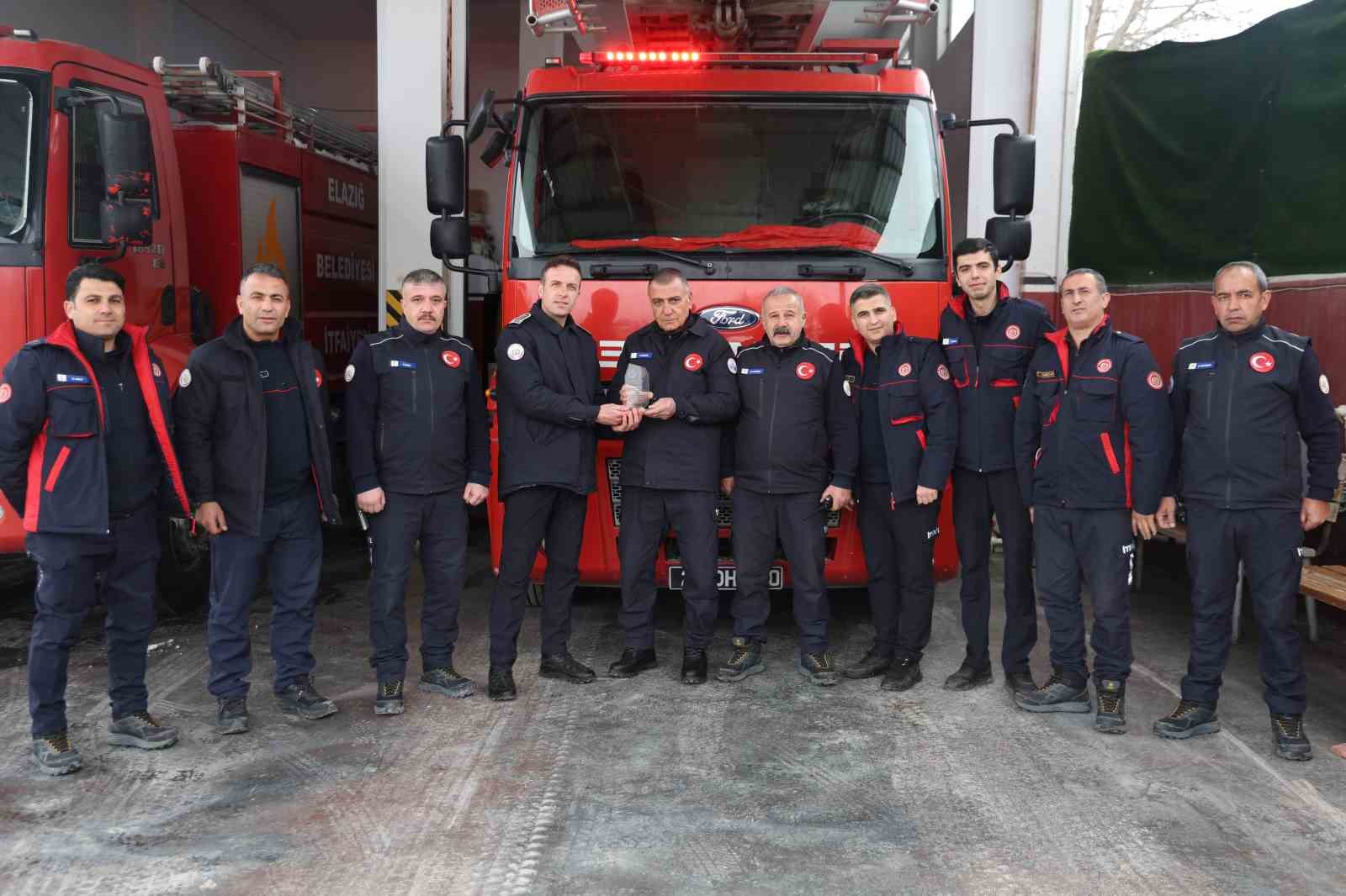 İtfaiye çavuşu 32 yılın ardından son telsiz anonsunu yaparak emekli oldu
