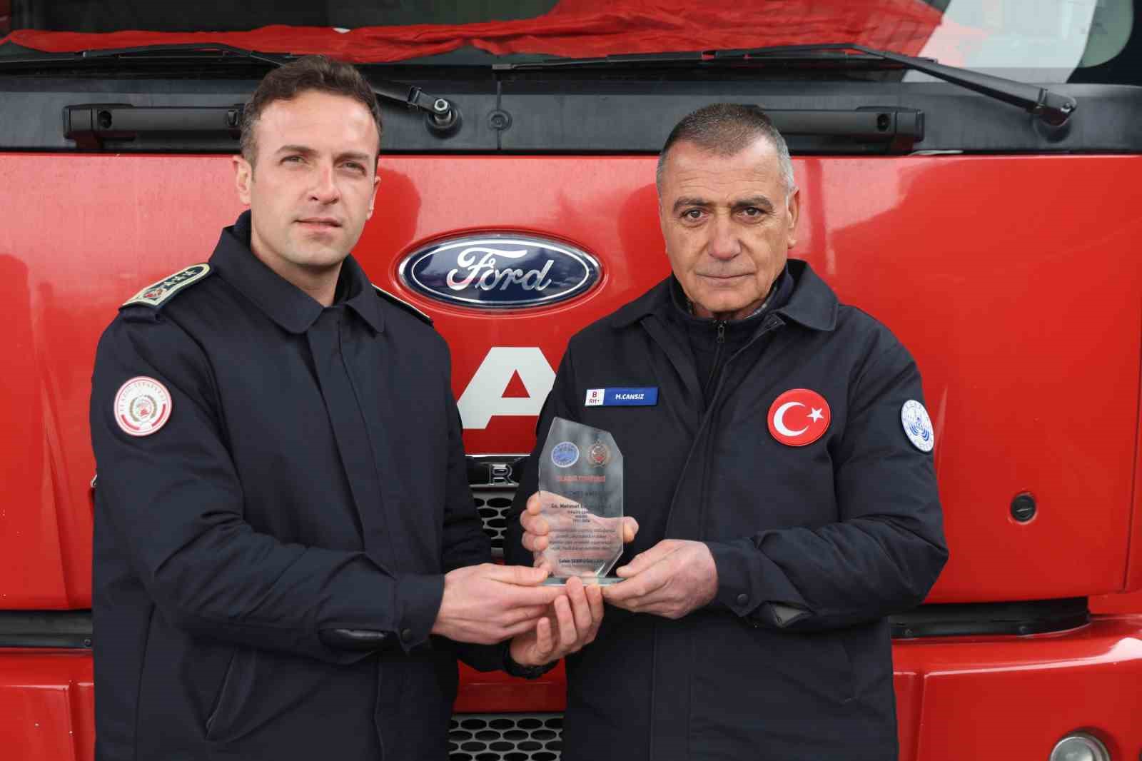 İtfaiye çavuşu 32 yılın ardından son telsiz anonsunu yaparak emekli oldu
