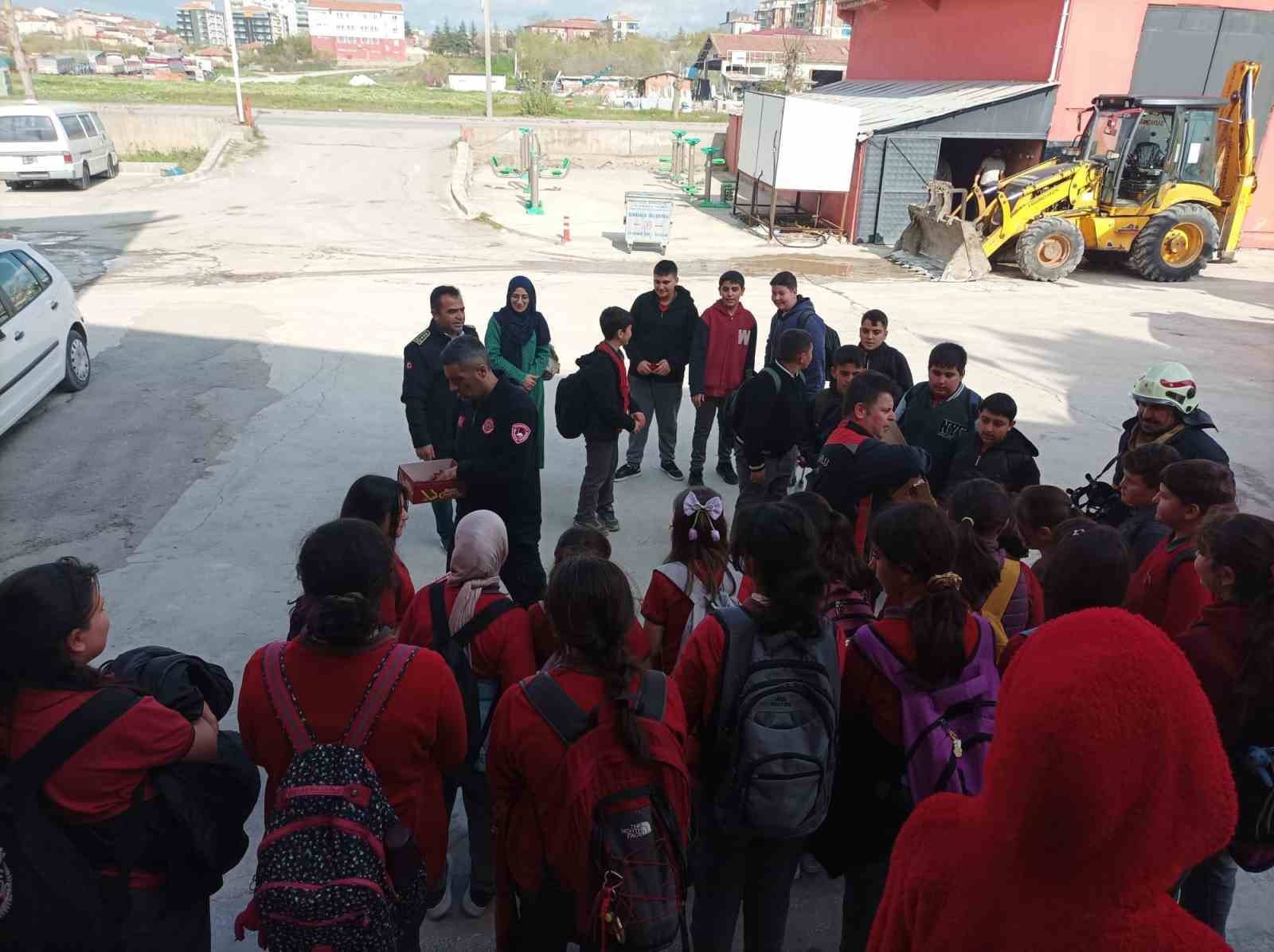 İtfaiye ekiplerinden öğrencilere eğitim
