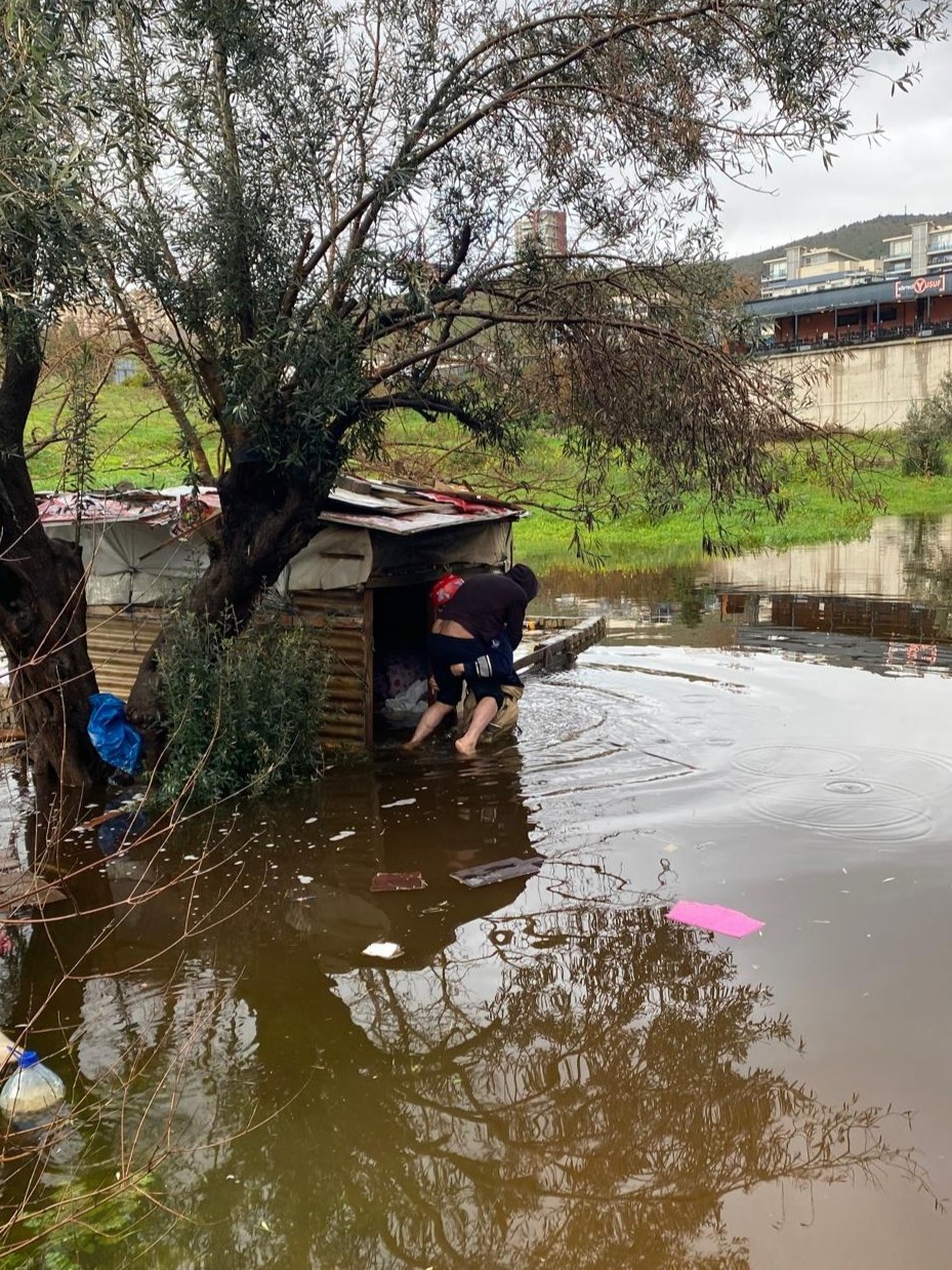 İtfaiye eri vatandaşı sırtında taşıdı
