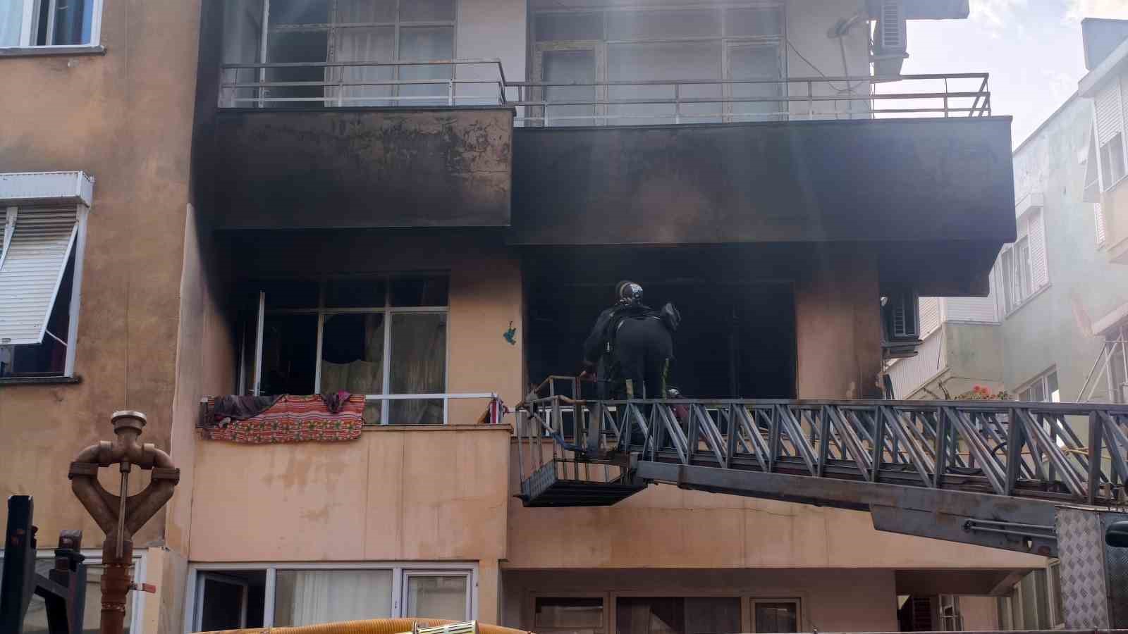 İtfaiye eri yangında dumandan etkilenen kediyi kalp masajı ile hayata döndürdü
