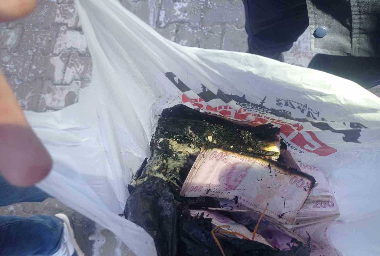 İtfaiye erleri alevlerin arasından Kur’an-ı Kerim’i kurtardı
