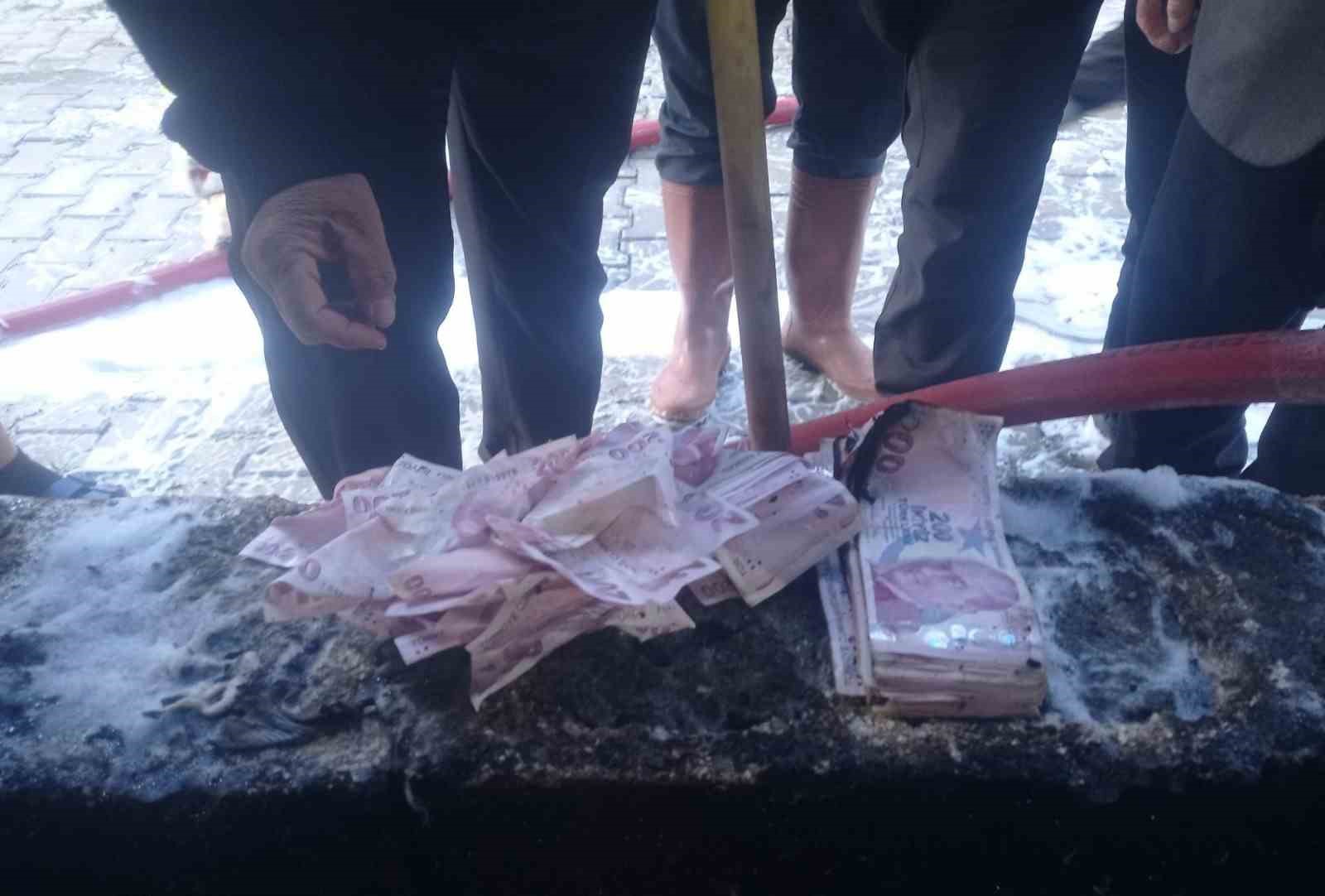 İtfaiye erleri alevlerin arasından Kur’an-ı Kerim’i kurtardı
