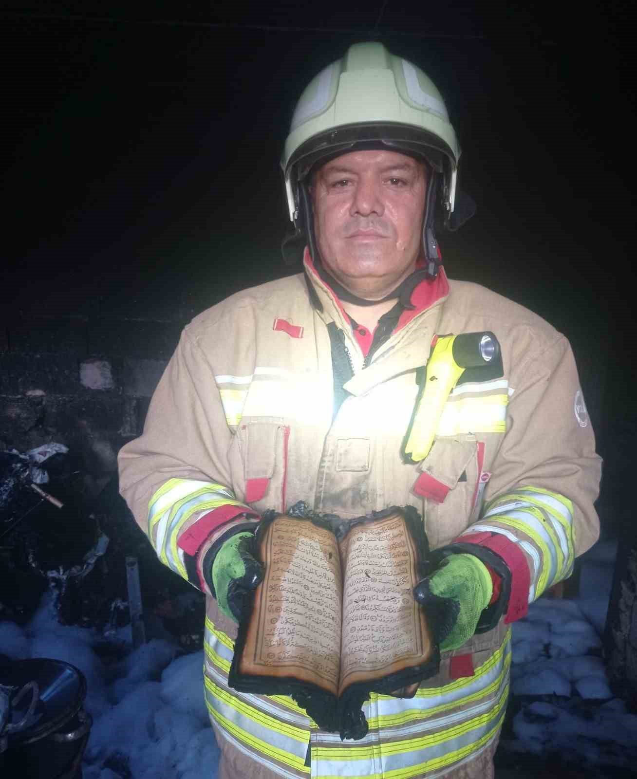 İtfaiye erleri alevlerin arasından Kur’an-ı Kerim’i kurtardı
