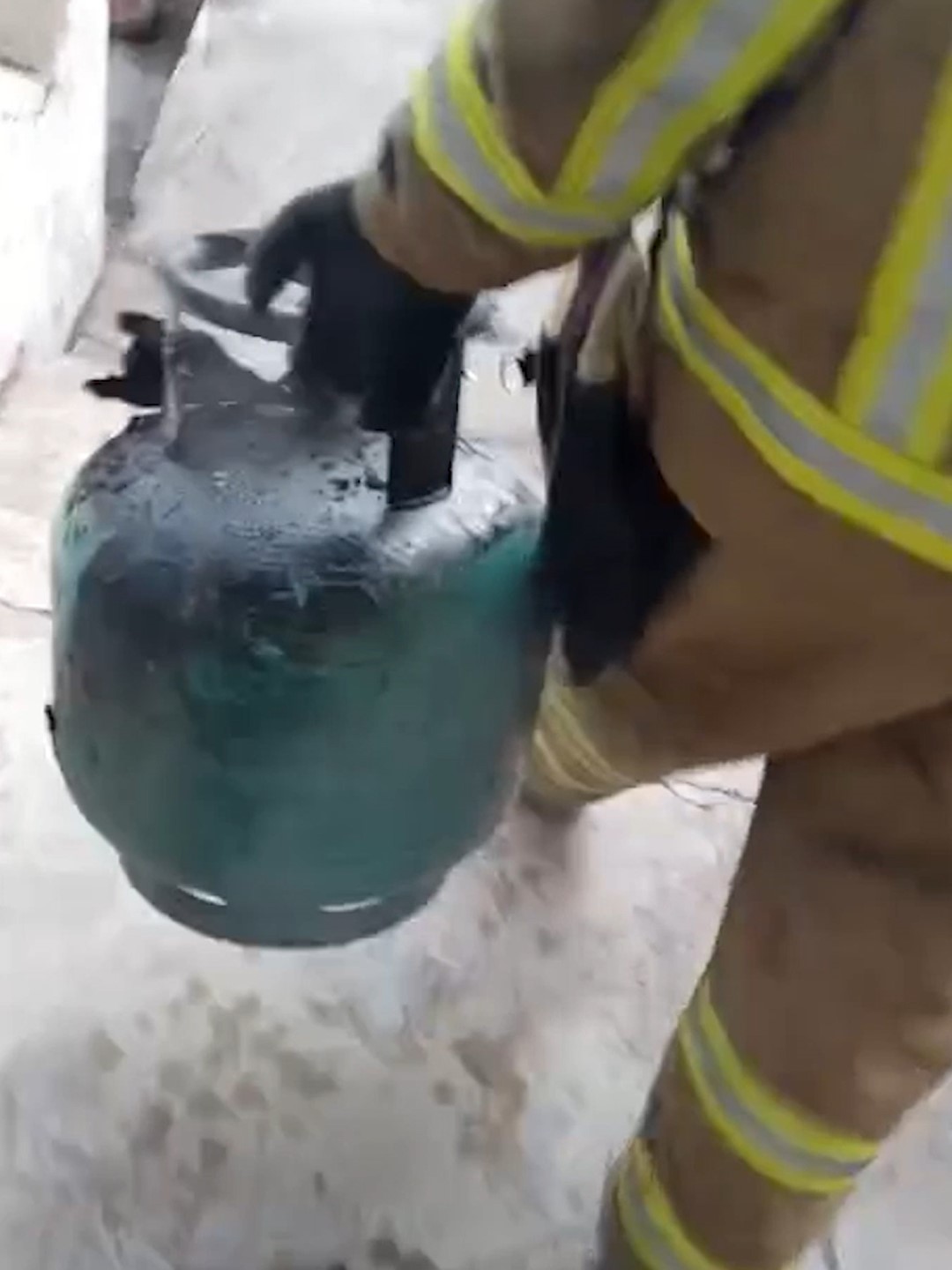 İtfaiyeci gaz sızdıran tüpü eliyle taşıyarak facianın önüne geçti
