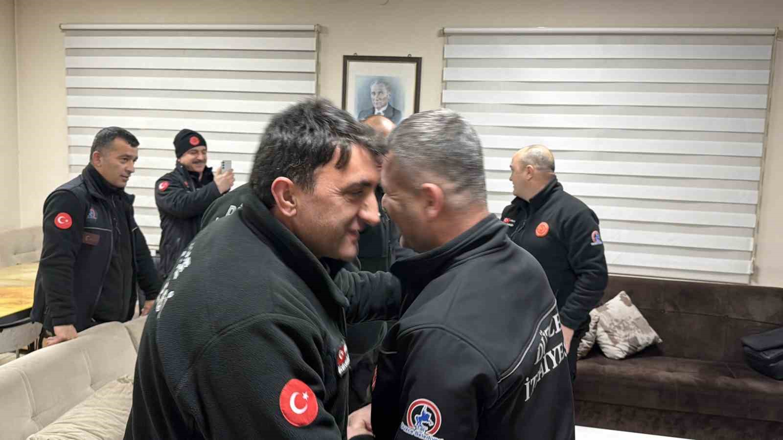 İtfaiyeciler ailelerinden uzakta yeni yıla girdi
