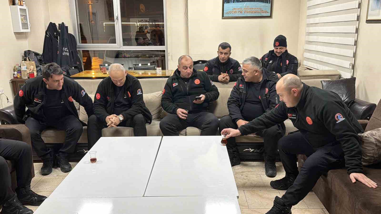 İtfaiyeciler ailelerinden uzakta yeni yıla girdi
