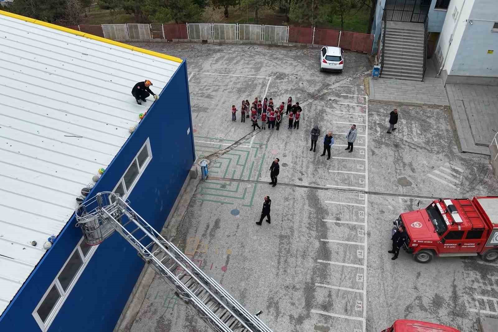 İtfaiyeden çocukları sevindiren müdahale
