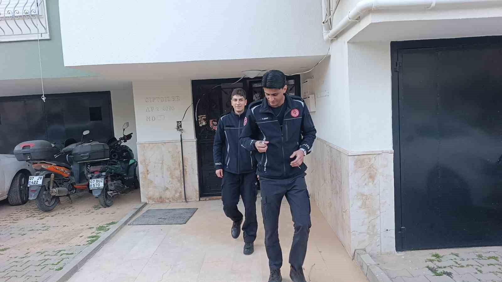 İtfaiyeden rögarda üç kirpi, bacada serçe mesaisi
