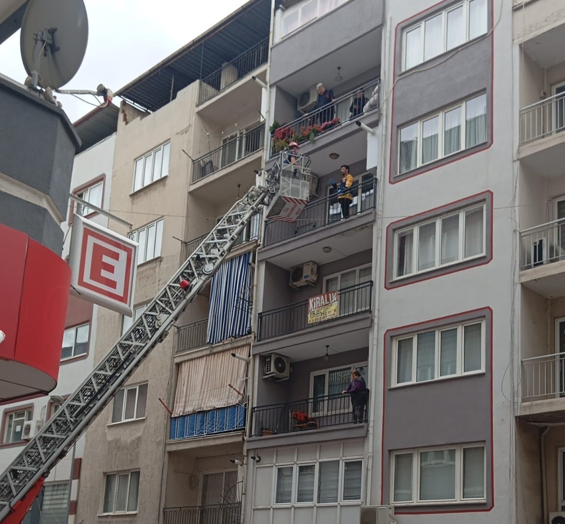 İtfaiyenin asansörlü merdivenine binmekten korkan genç, kırık ayağıyla merdivenlerden indi
