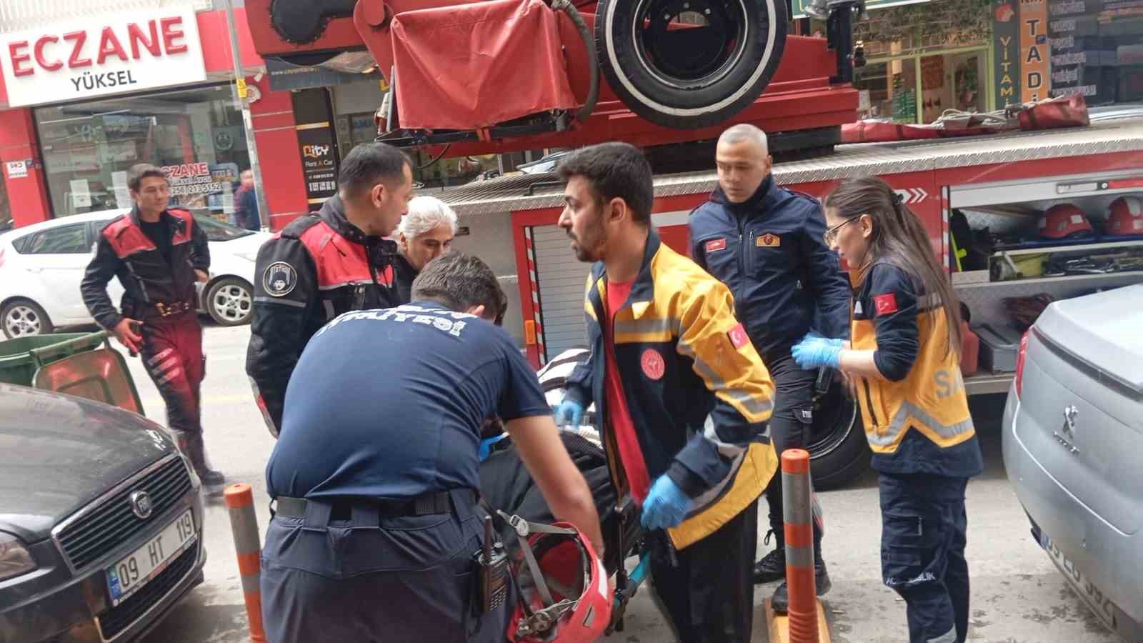İtfaiyenin asansörlü merdivenine binmekten korkan genç, kırık ayağıyla merdivenlerden indi
