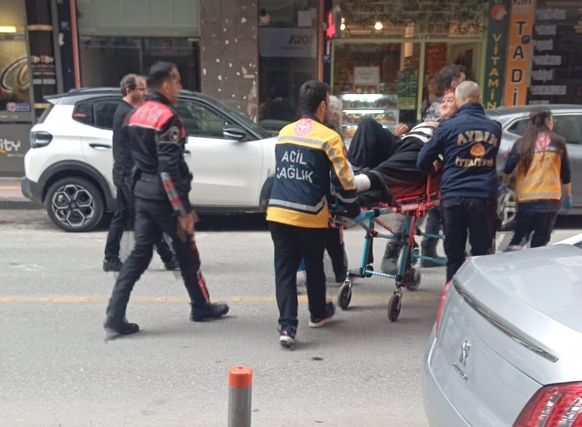 İtfaiyenin asansörlü merdivenine binmekten korkan genç, kırık ayağıyla merdivenlerden indi
