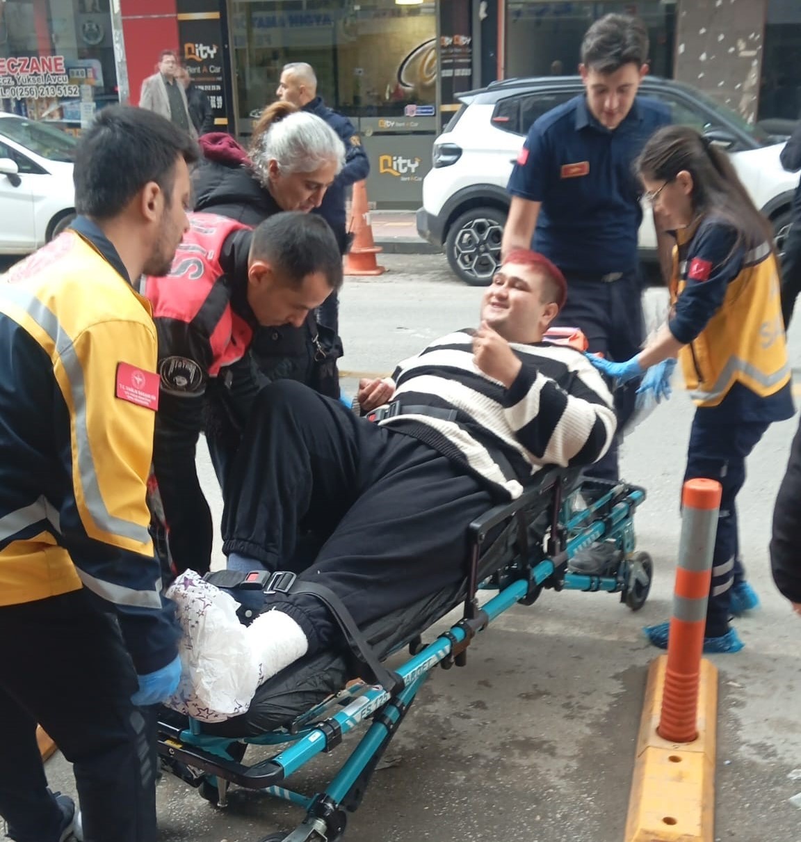 İtfaiyenin asansörlü merdivenine binmekten korkan genç, kırık ayağıyla merdivenlerden indi
