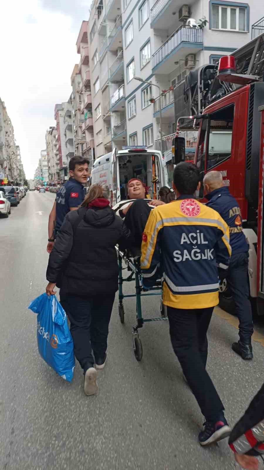 İtfaiyenin asansörlü merdivenine binmekten korkan genç, kırık ayağıyla merdivenlerden indi

