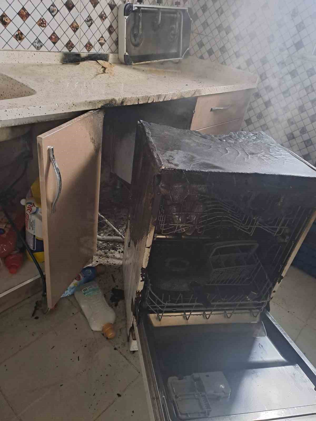 İtfaiyenin hızlı müdahalesiyle alevler diğer odalara sıçramadan söndürüldü
