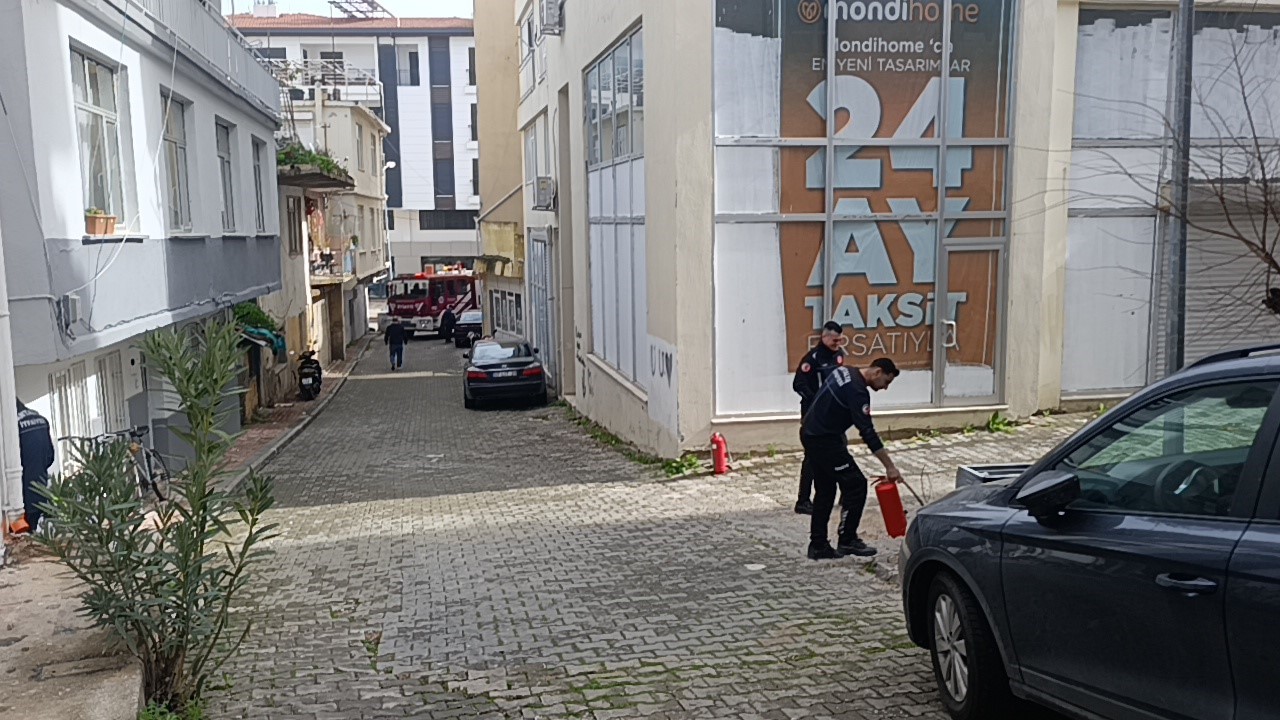 İtfaiyeye park engeli: İtfaiye erleri yangına tüplerle koşarak müdahale etti
