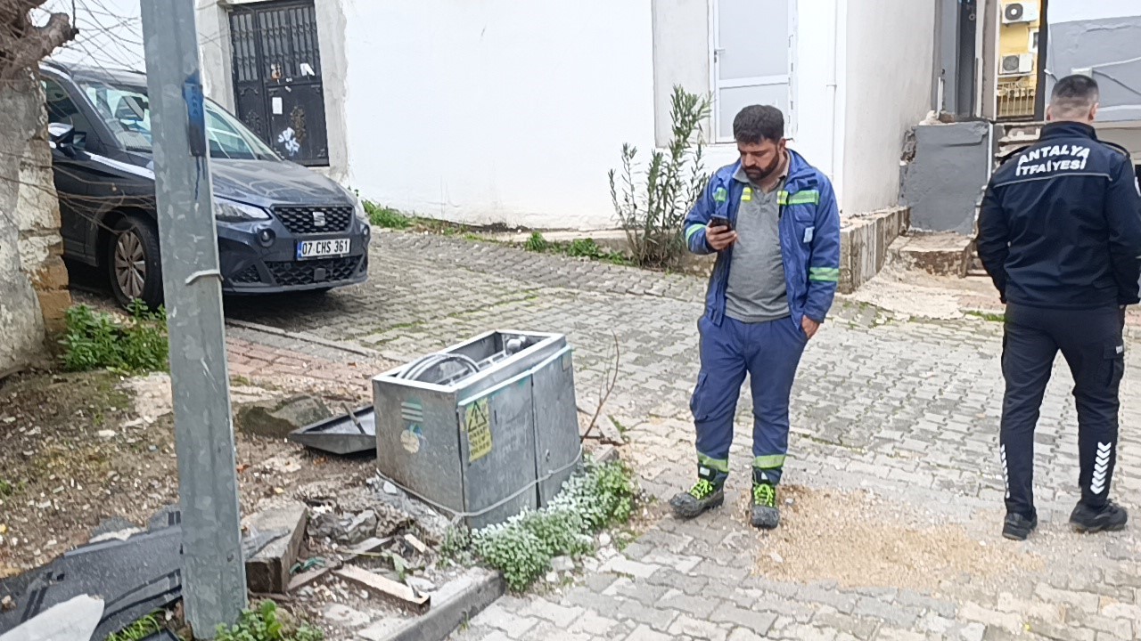 İtfaiyeye park engeli: İtfaiye erleri yangına tüplerle koşarak müdahale etti
