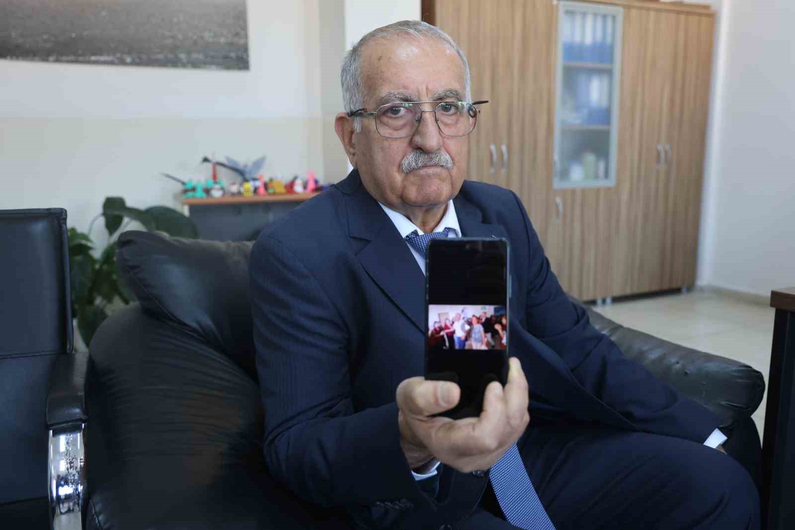 ‘İyi ki gençlere hizmet etmişim’ diyen 42 yıllık öğretmen, mesleğine öğrencilerinin alkışları içerisinde veda etti
