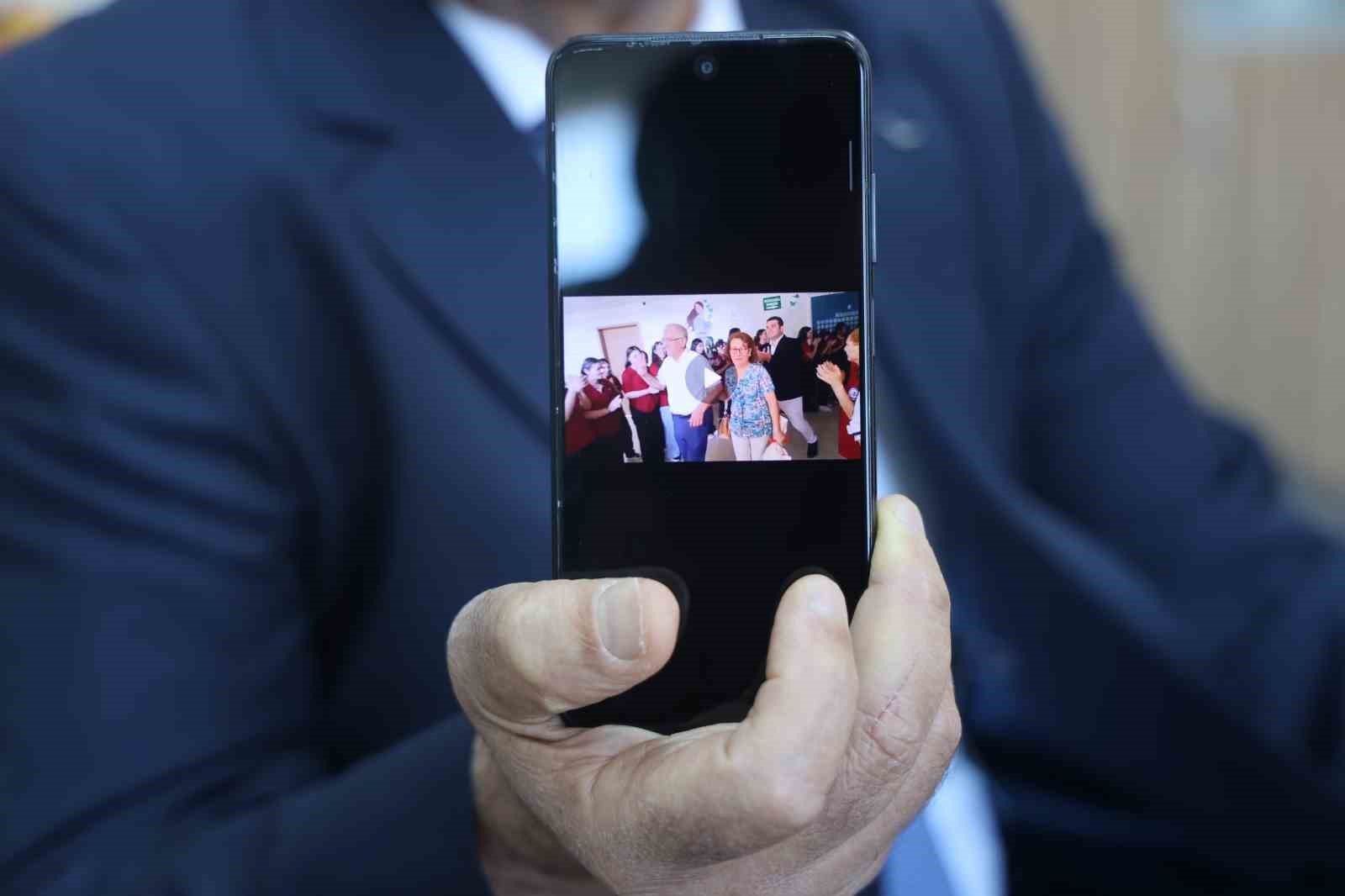 ‘İyi ki gençlere hizmet etmişim’ diyen 42 yıllık öğretmen, mesleğine öğrencilerinin alkışları içerisinde veda etti
