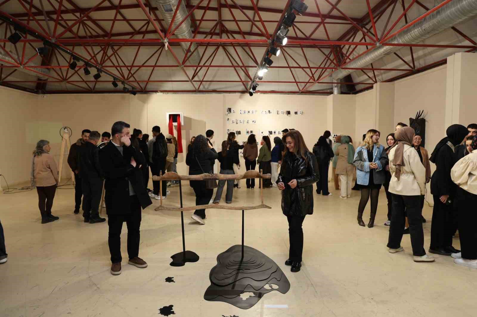 İyimserlik Etrafında Kayıtlar karma sergisi açıldı
